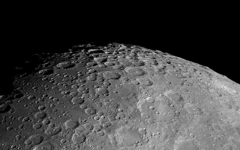 ESA published a call for the development of a small light antenna for use in a radio observatory on the far side of the Moon.