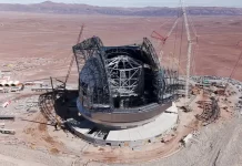 One of the giant dome doors of Europe’s Extremely Large Telescope has been installed, marking a key milestone in the observatory’s construction.
