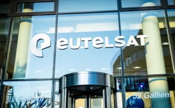 OneWeb operator Eutelsat plans to raise €1.5 billion through new bonds to refinance debt and strengthen its balance sheet.